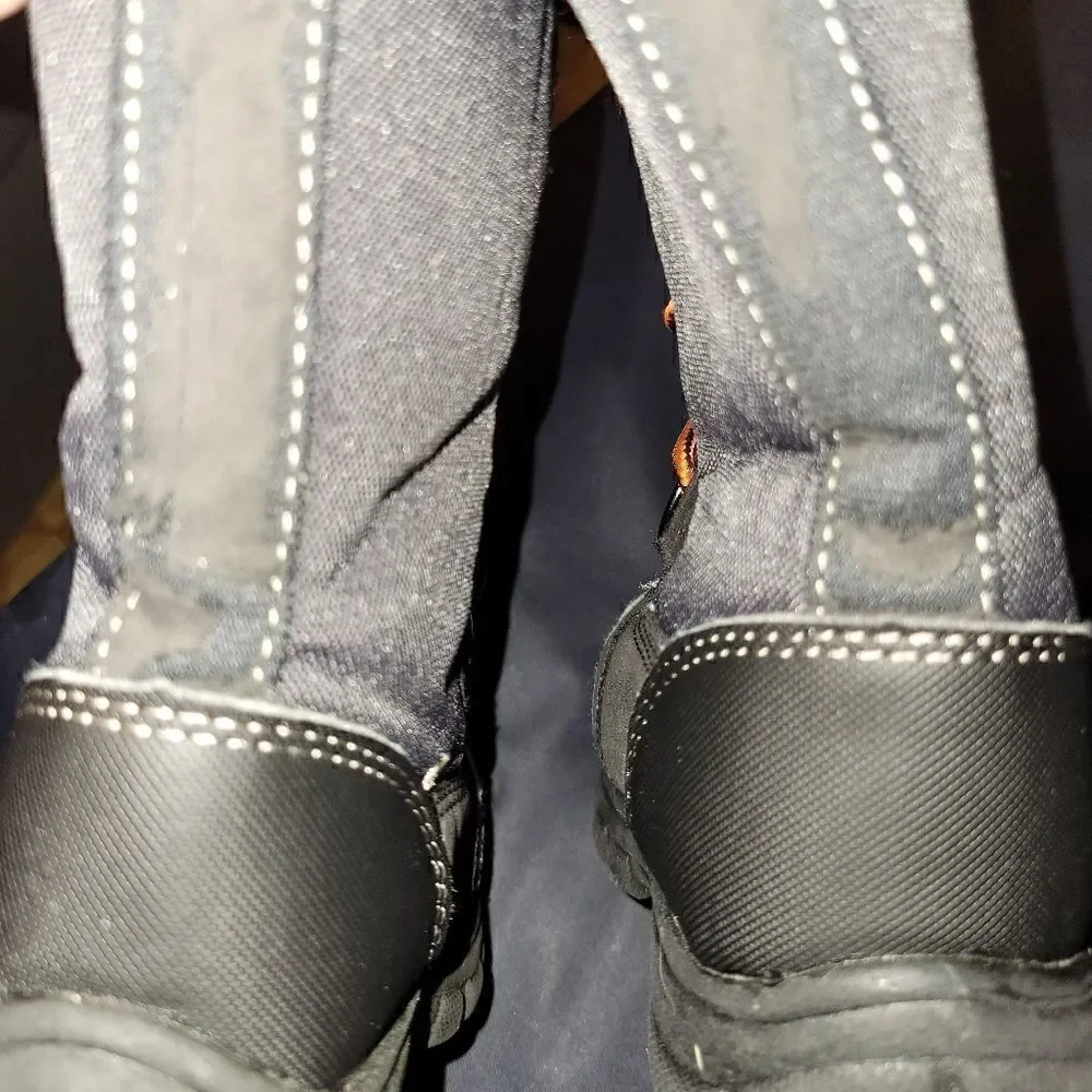 Children's Place snow boots size 8. ^